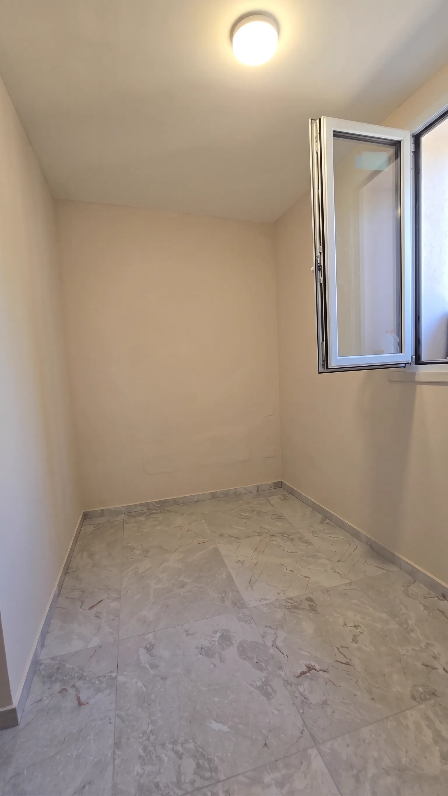 Sala d'attesa con divano letto - Fronte Cameretta stato attuale - Villa Petra Gaeta